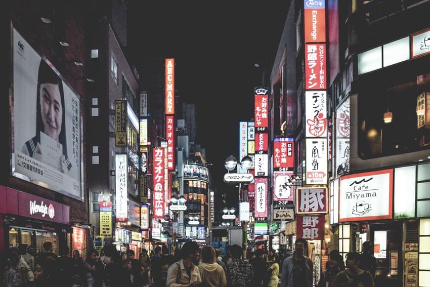 Ville bondée d'enseignes, véhiculer son image de marque au japon n'est pas une mince affaire.