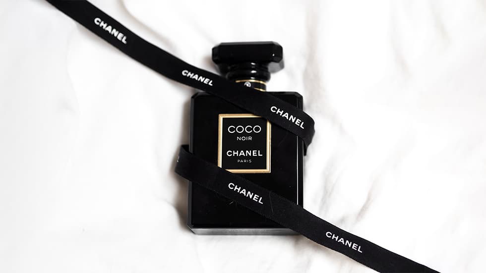 logo CHANEL de forme rectangulaire, sur packaging de parfum