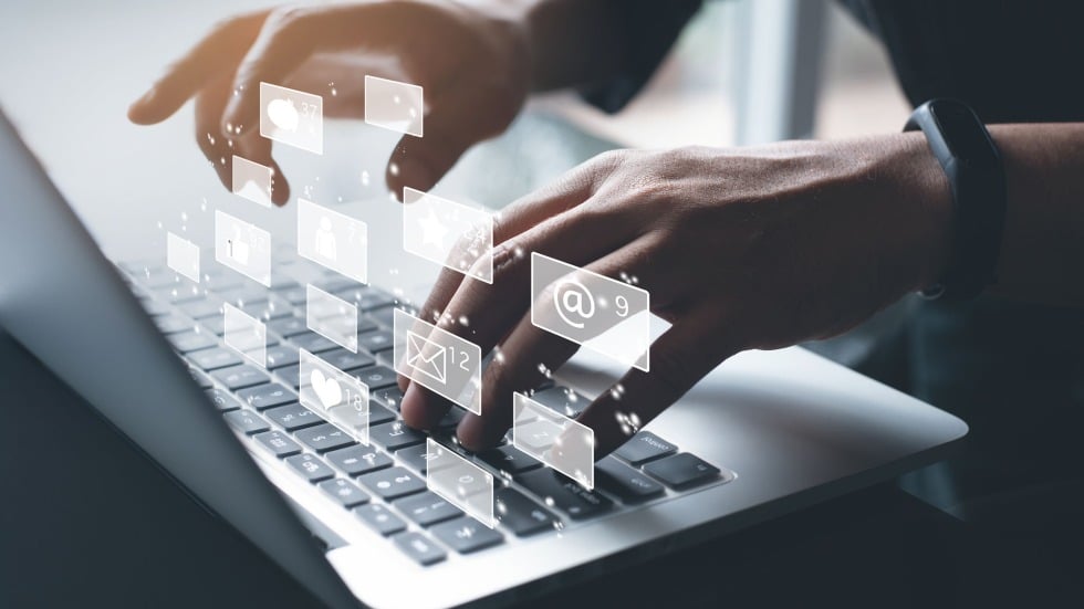 lMicro-entrepreneur gérant sa communication sur support digital